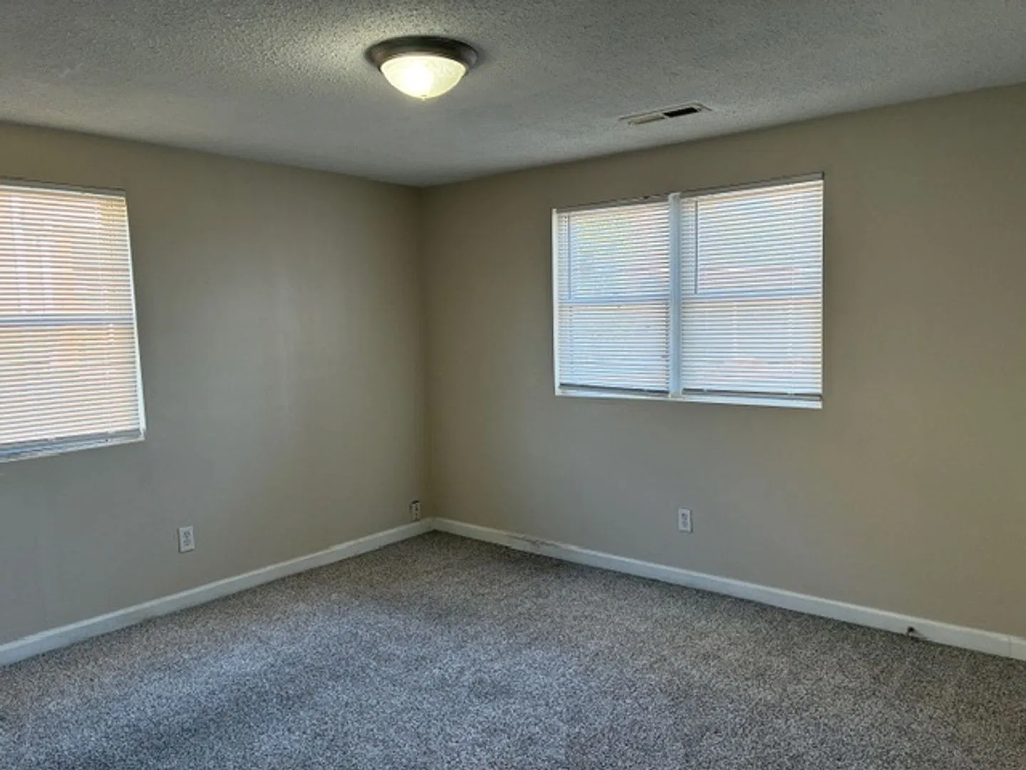 2111 Lincoln — Photo 3