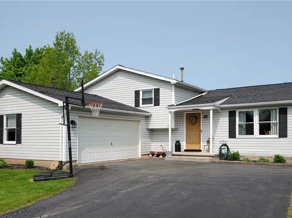 1588 Hayride Dr, Farmington, NY 14425