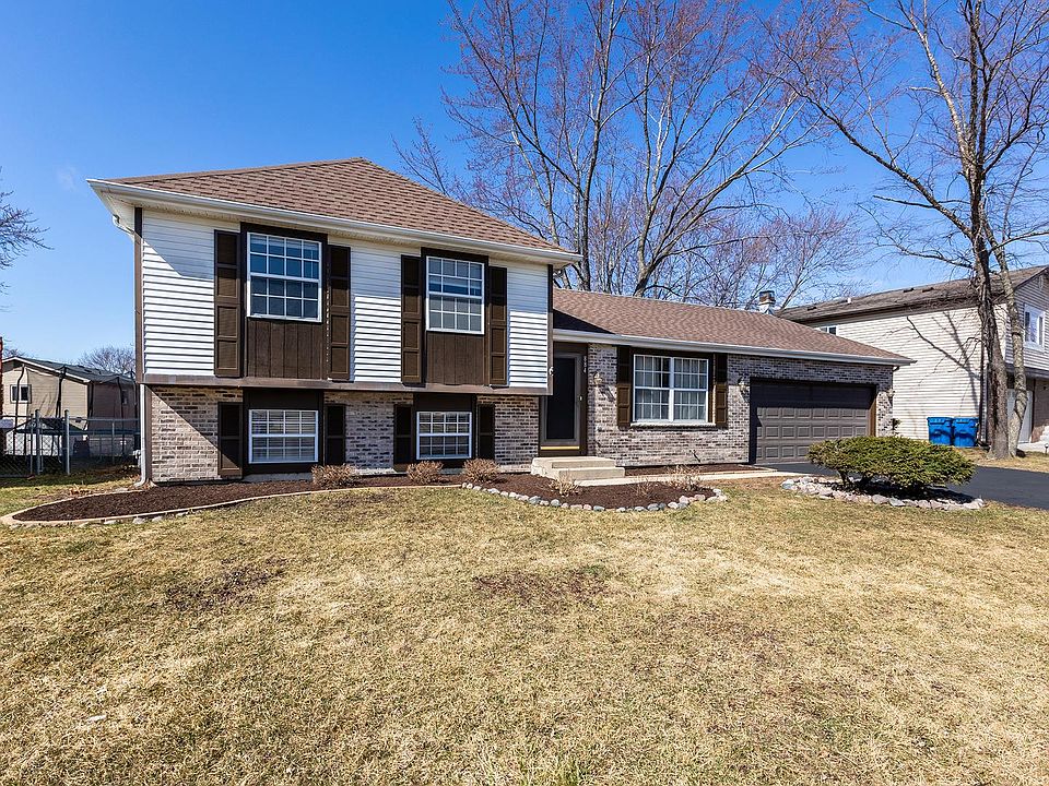 1st image of 884 Shorewood Dr