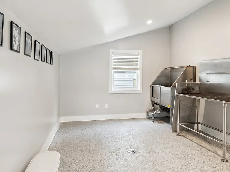 Linkhorn Bay Apartments — Photo 15