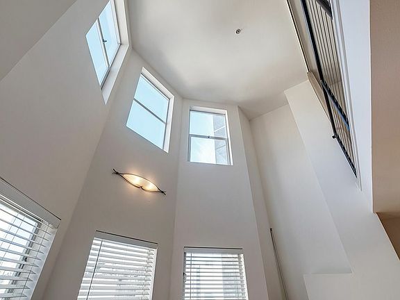 4th image of 1720 Clay St APT 12
