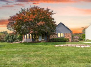 1517 Grandview Dr, Rochester Hills, MI 48306