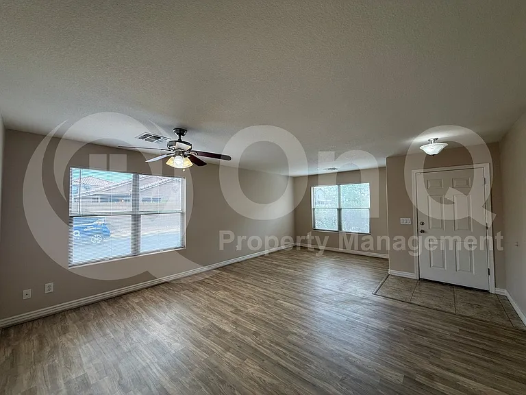 422 W Redwood Dr — Photo 9