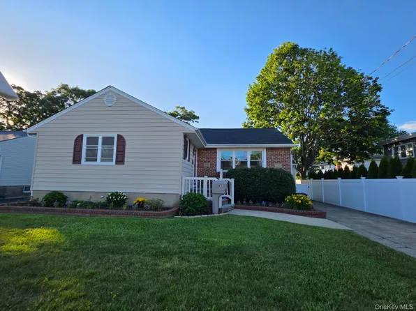 185 Audley Court, Copiague, NY 11726