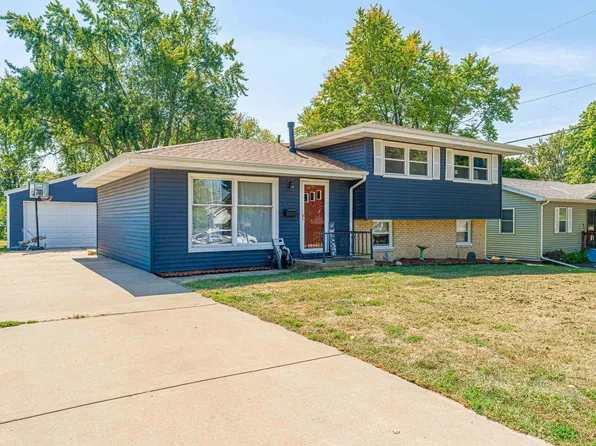 404 Devonshire Rd, Washington, IL 61571