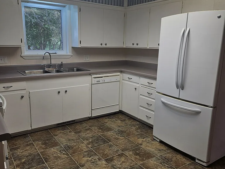 Very nice kitchen with view to the back yard. Complete with dishwash, range and new hood.