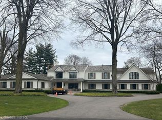 1056 W Glengarry Cir, Bloomfield Hills, MI 48301