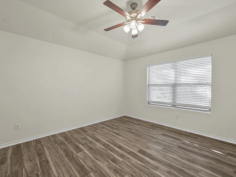 105 SE 4th St #2 — Photo 9