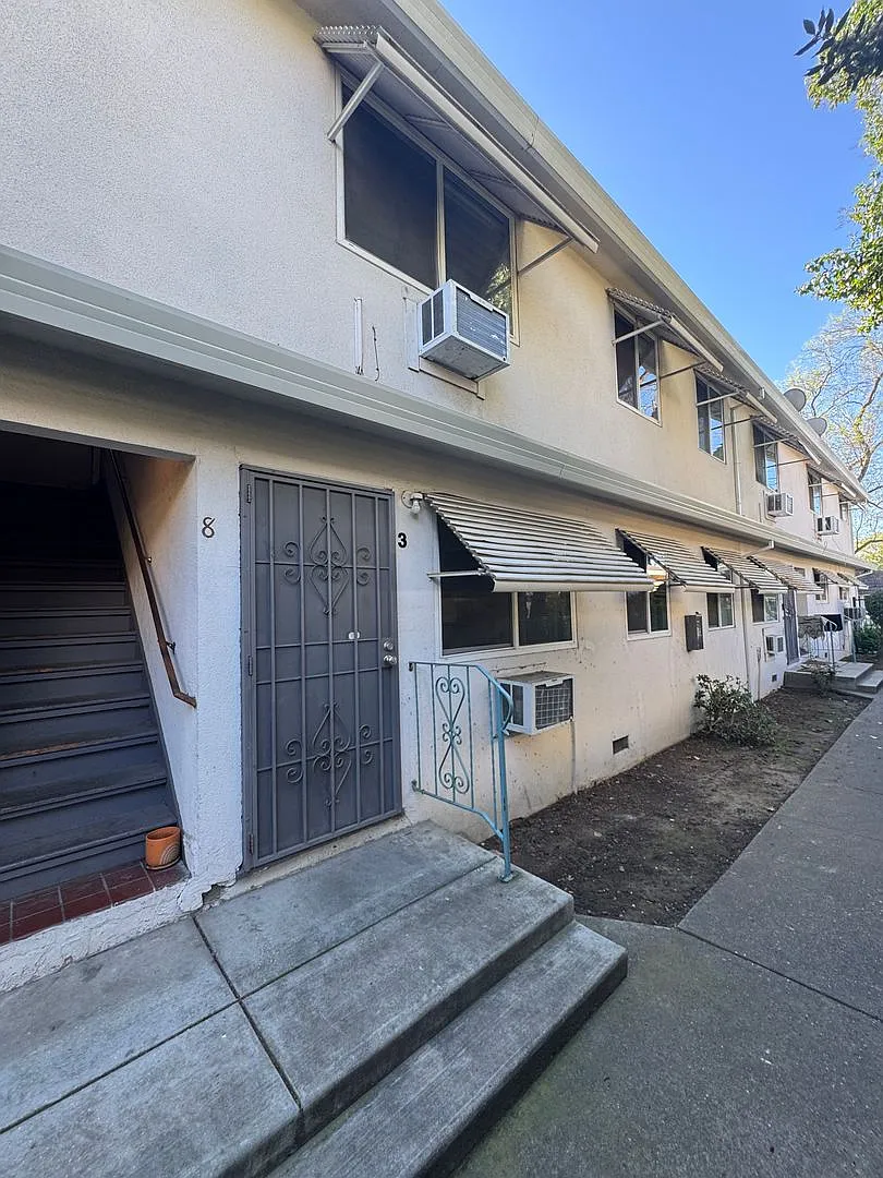 2727 V Street - Apts — Photo 2