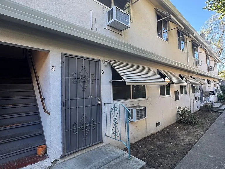 2727 V Street - Apts — Photo 2