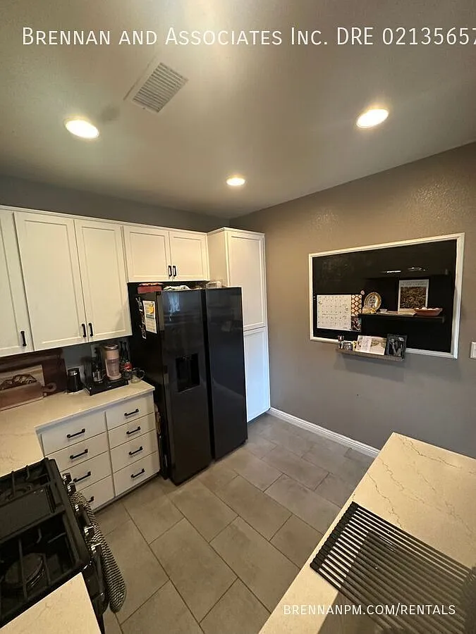 3 bed, 2.5 bath Townhome in Eastlake — Photo 4