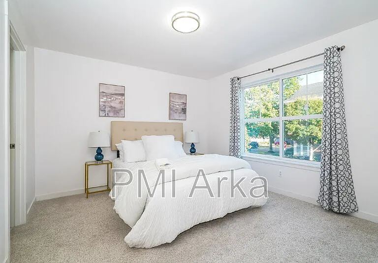 2460 NE Park Dr — Photo 7