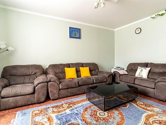 5th image of 562 Dougall Ave