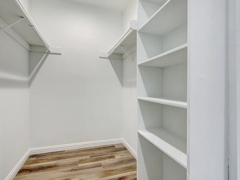 Country Club Apartments — Photo 37