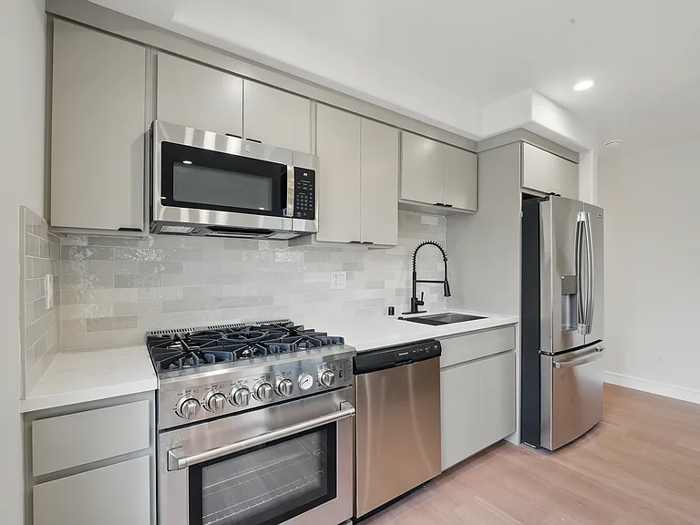 8236 1/2 Blackburn Ave — Photo 33