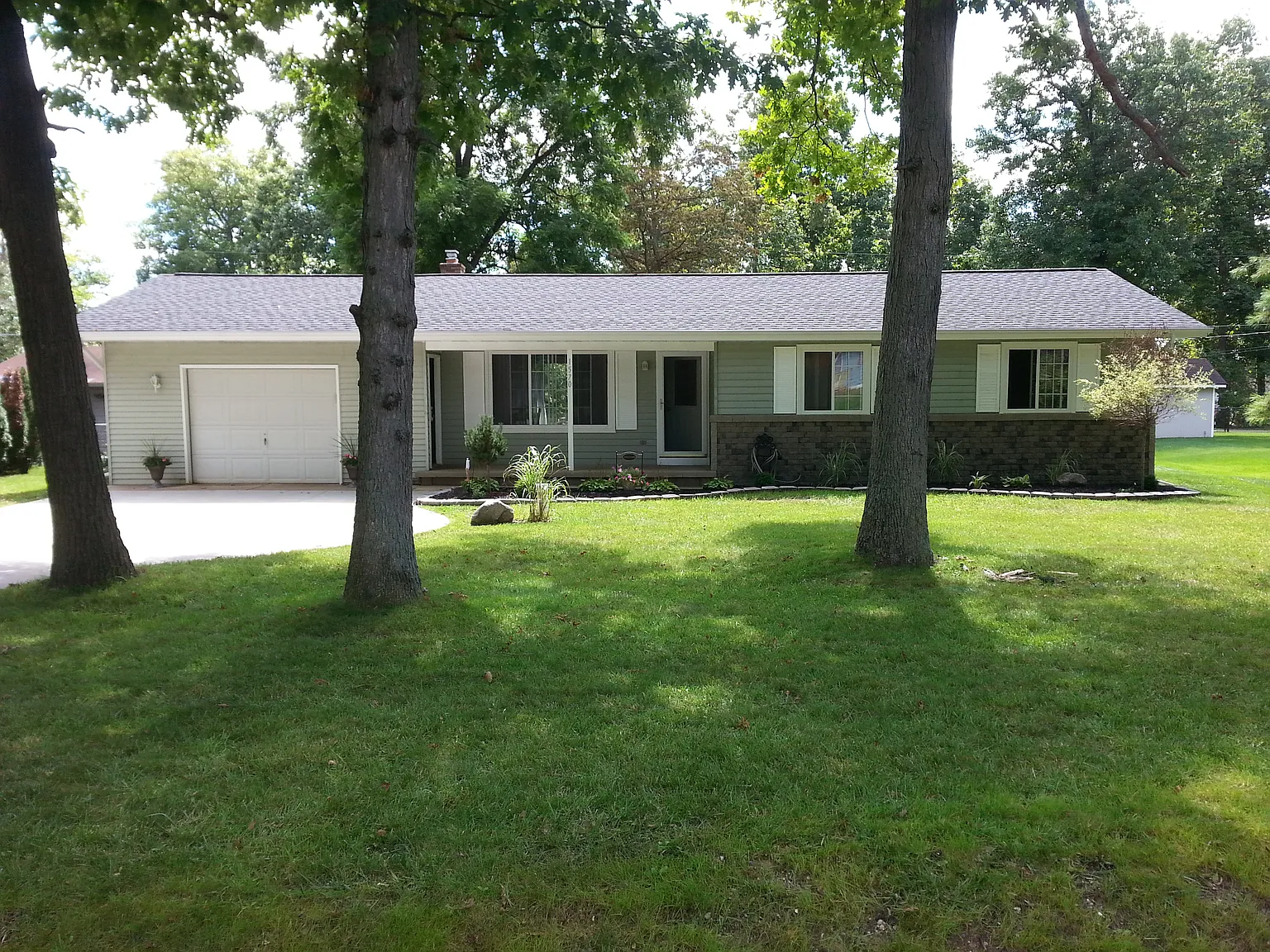 1570 Odette photo 1