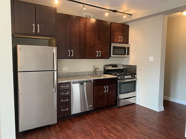 432 W Belmont — Photo 39