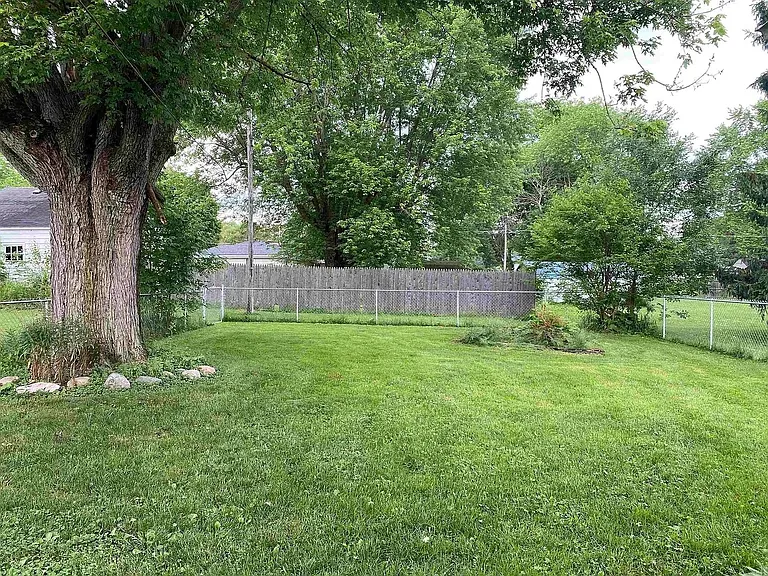 1215 S Fullhart Dr — Photo 22