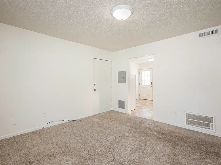 107 W Workman St #D — Photo 3