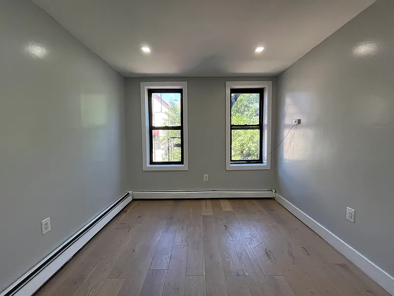 325 Avenue E — Photo 8