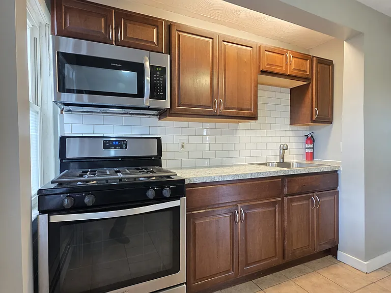  38 Drill St 2ndFlr 2B/1B GreatLocale! PrivEntry! Prkg NOPet Hardwoods — Photo 4