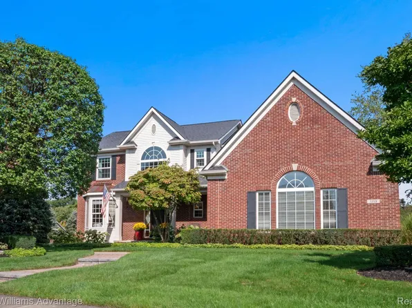 1359 Coach House Ln, South Lyon, MI 48178