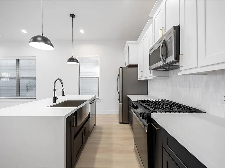 2528 Live Oak St — Photo 4