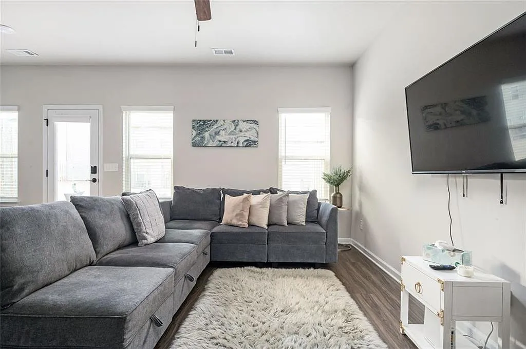 3 bed, 2.5 bath, 1504 sqft, $2,350 — Photo 3