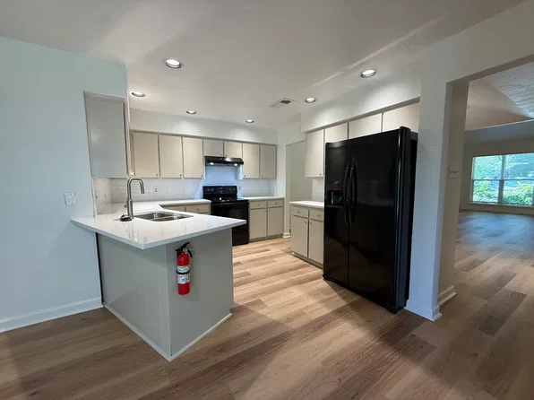 126 Hollyhill Ln, Denton, TX 76205