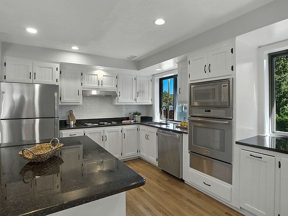 5th image of 62 Vine St #62