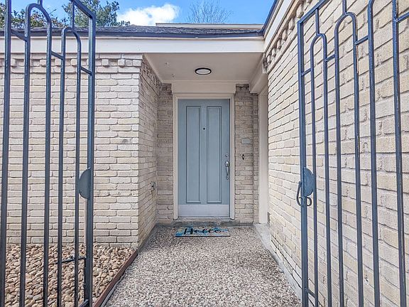 3rd image of 2706 Oakmont Ln