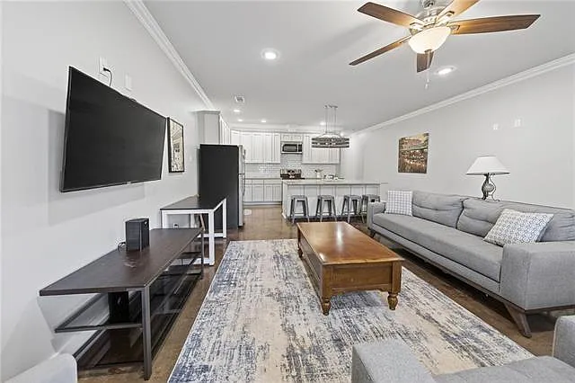 3 bed, 2.0 bath, 1467 sqft, $2,800 — Photo 3