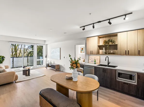 2002 Saint George St #407, Pt Moody, BC V3H 0N4