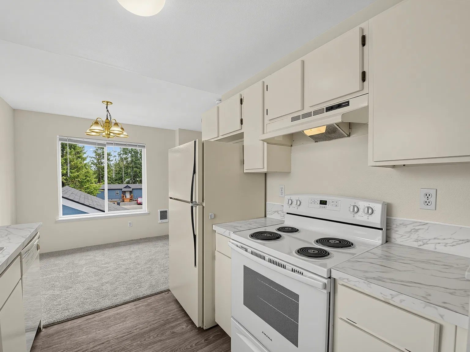 601 Sunset Ave NE — Photo 3
