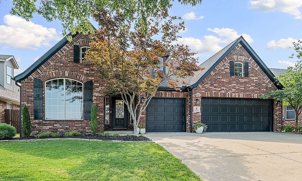 1st image of 9 Bluestem Ln
