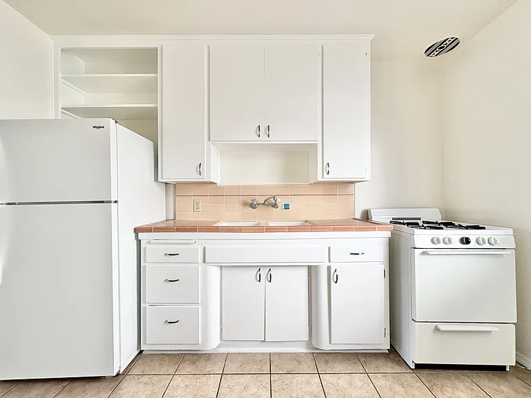 1061 E Broadway #205 — Photo 3