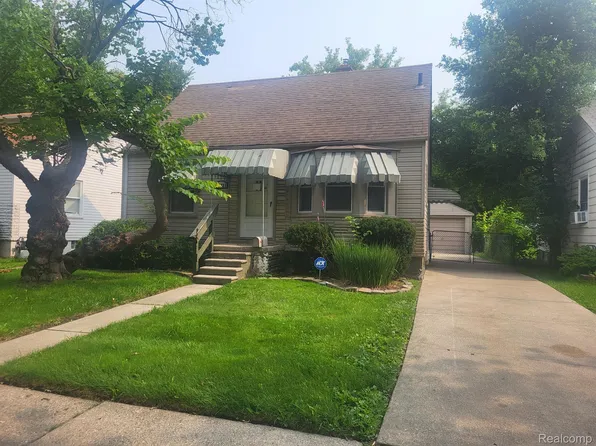 19421 Elkhart St, Harper Woods, MI 48225