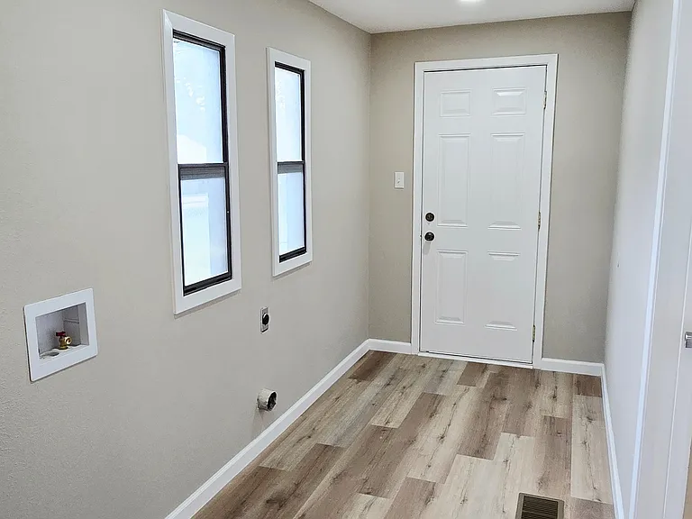 1308 W Walker St — Photo 7