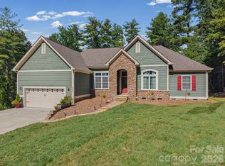 168 Willow Place Cir, Hendersonville, NC 28739