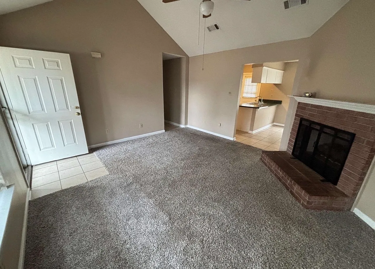 3 bed, 1069 sqft, $1,300 — Photo 1