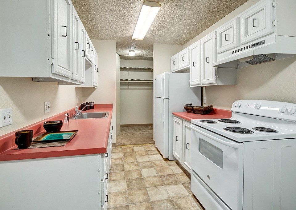 Quiet Creek Apartments - Kitchen