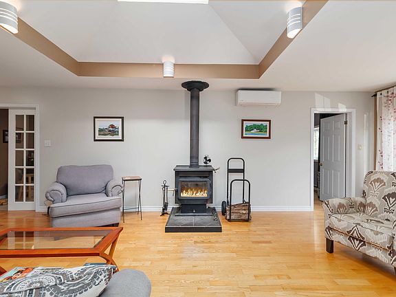 4th image of 64 Irene Ave