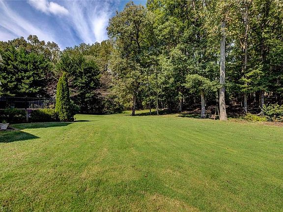 5th image of 1002 Benton Ct