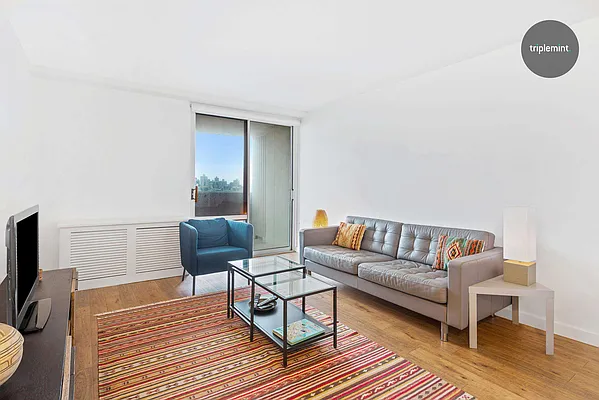 Sold by Triplemint | media 4