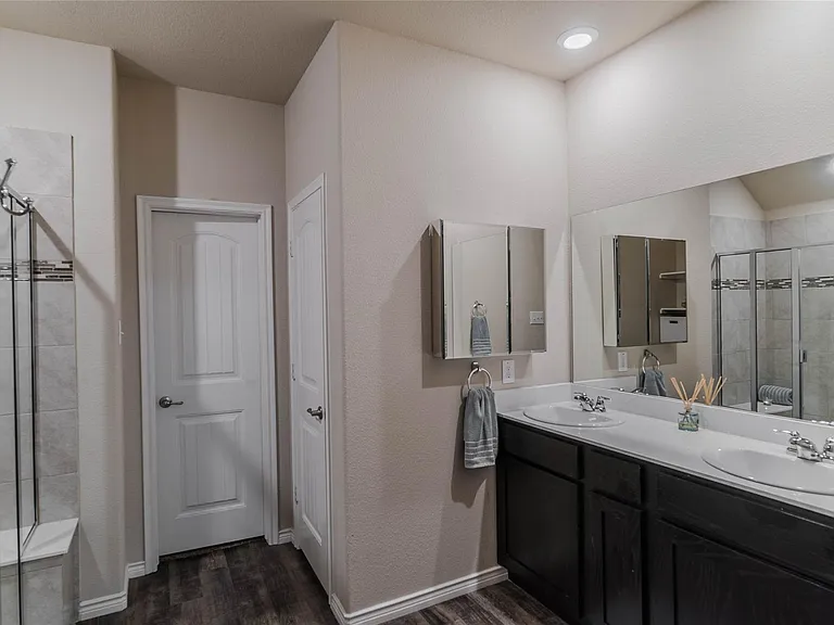 562 Jamestown Ln — Photo 7