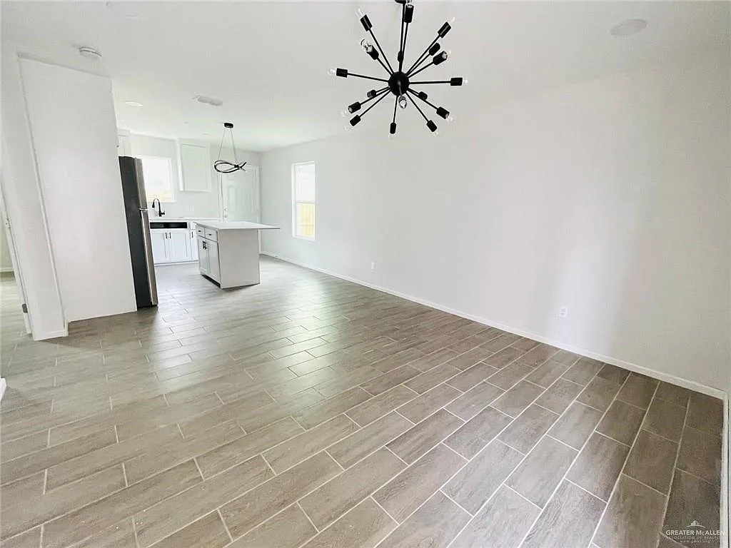3 bed, 2.0 bath, 3900 sqft, $1,100 — Photo 4