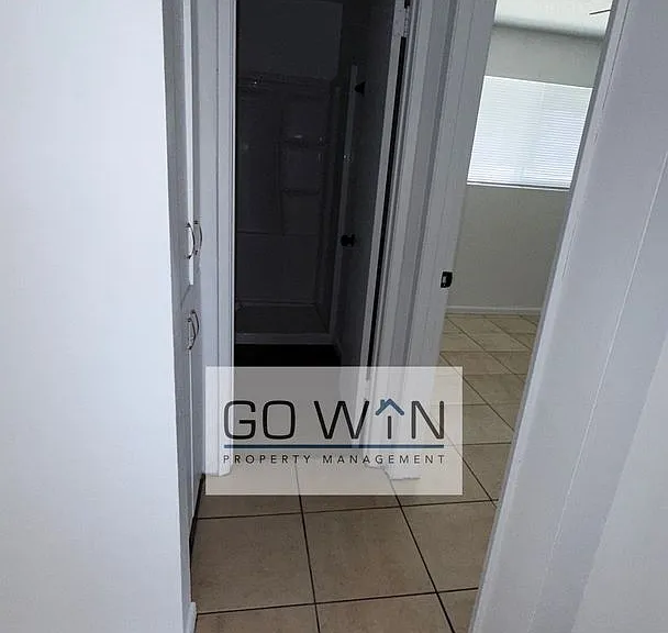 1626 W Denton Ln — Photo 6