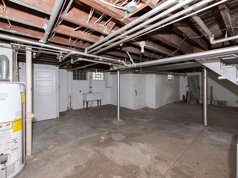 Beautifully updated Tudor style duplex. Upper unit. Large rooms. 2 balconies, private entry. Fenc... — Photo 34