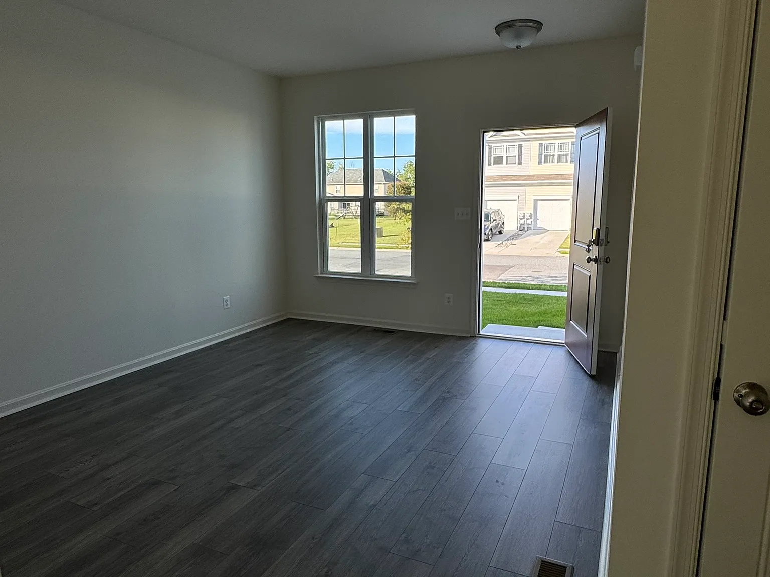 3 bed, 2.5 bath, $2,100 — Photo 4