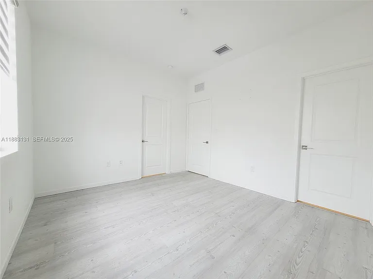 541 NE 4th Ln — Photo 10